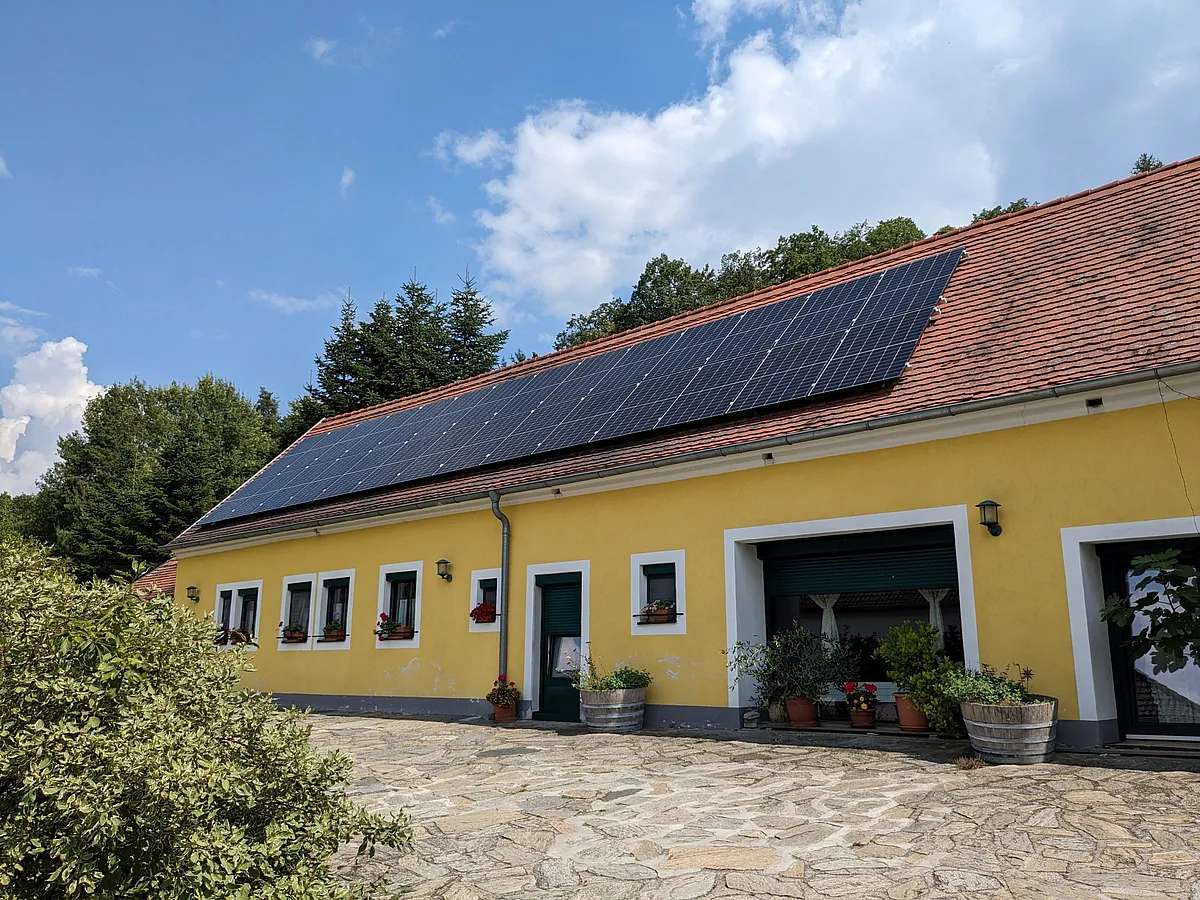 Photovoltaikanlage auf dem Dach des Forsthauses