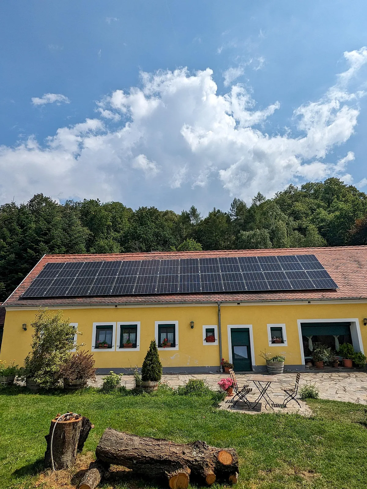 Wallbox zum Laden von Elektroautos im Hof