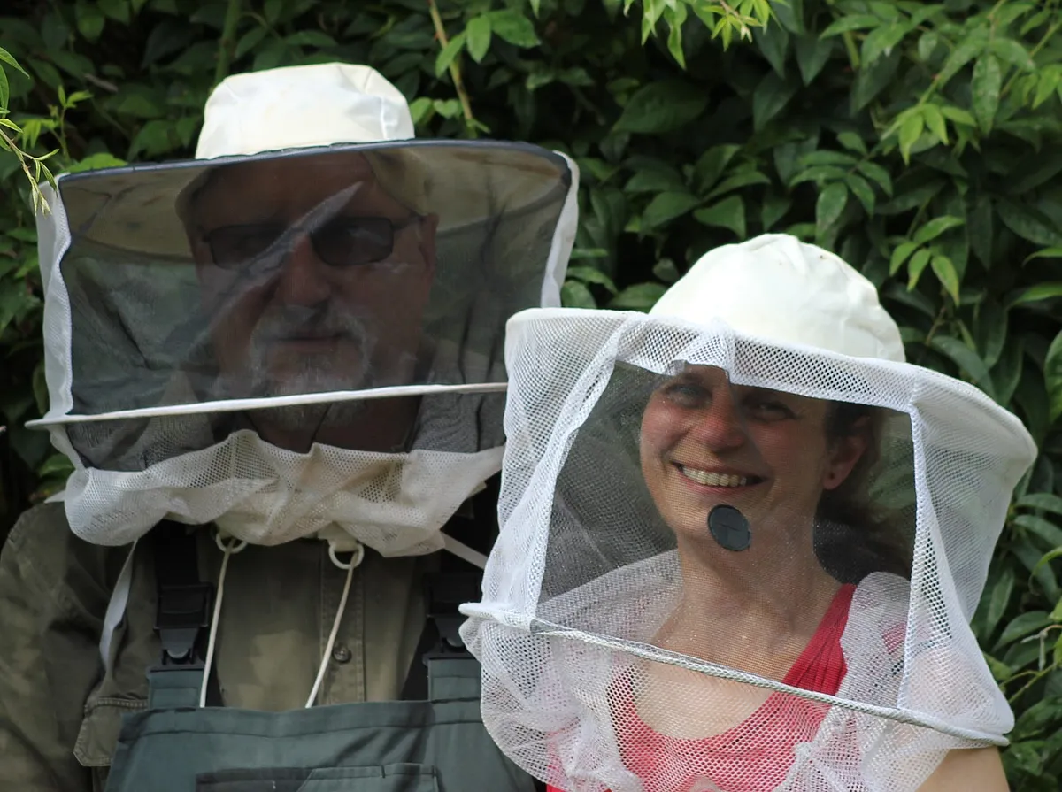 Angela Schmid und Georg Eibensteiner mit Imkerschleier